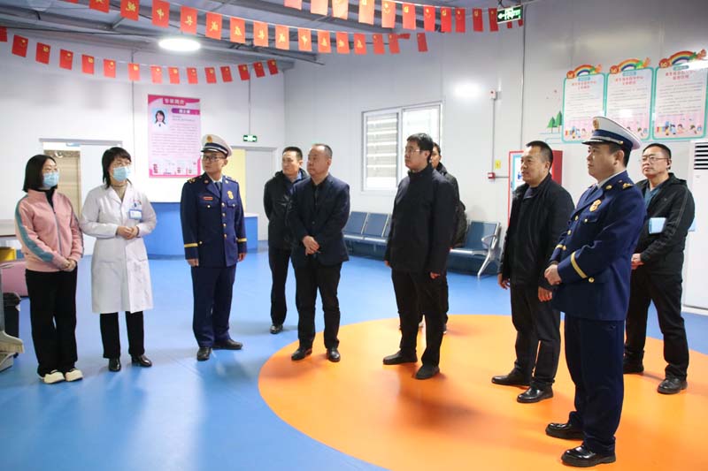 2024年1月31日下午，臨沂高新區(qū)黨工委委員、管委會副主任馬騰飛（右四），應(yīng)急局黨組書記、局長吳蘭廣（左四），消防大隊(duì)政治教導(dǎo)員高以磊（左三）一行蒞臨兒童早期發(fā)展部指導(dǎo)工作.jpg