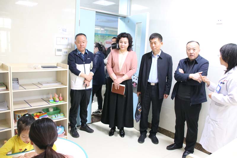 2024年4月23日，省紀(jì)委監(jiān)委派駐莒南縣洙邊鎮(zhèn)第一書(shū)記、省紀(jì)委監(jiān)委駐省工業(yè)和信息化廳紀(jì)檢監(jiān)察組副組長(zhǎng)、一級(jí)調(diào)研員孫寬亮（右三），莒南縣洙邊鎮(zhèn)衛(wèi)生院院長(zhǎng)羅永桂（右二）等一行蒞臨兒童早期發(fā)展部參觀指導(dǎo)工作.jpg