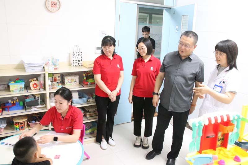 2024年6月14日，山東省衛(wèi)生經(jīng)濟(jì)協(xié)會(huì)會(huì)長，山東省醫(yī)學(xué)會(huì)副會(huì)長，山東省衛(wèi)生健康委員會(huì)二級(jí)巡視員、醫(yī)療管理服務(wù)中心原黨委書記、主任王愛杰（右二）蒞臨兒童早期發(fā)展部參觀指導(dǎo)工作.jpg