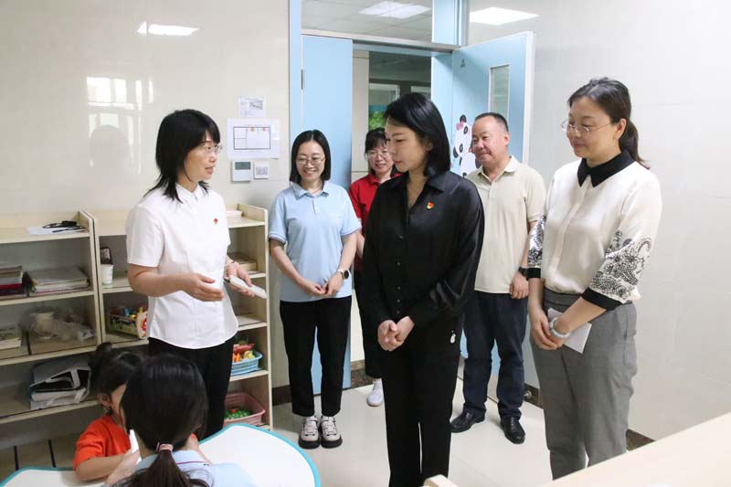 2024年6月26日，高新區(qū)黨工委副書記、管委會副主任劉春晨（前中）在院長丁育紅的陪同下蒞臨兒童早期發(fā)展部參觀指導(dǎo)工作.jpg